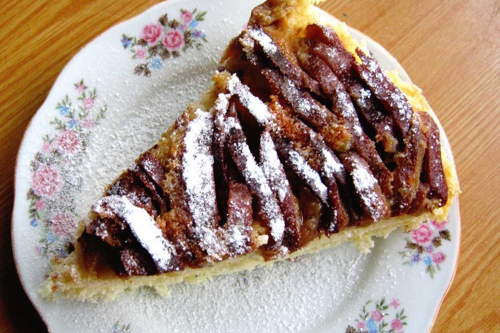 Шарлотка бисквитная с яблоками